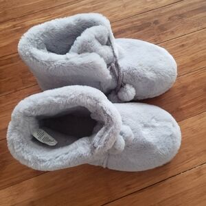 Free With A Bundle Cozy Gray Fuzzy Slippers Size 8/9 Large